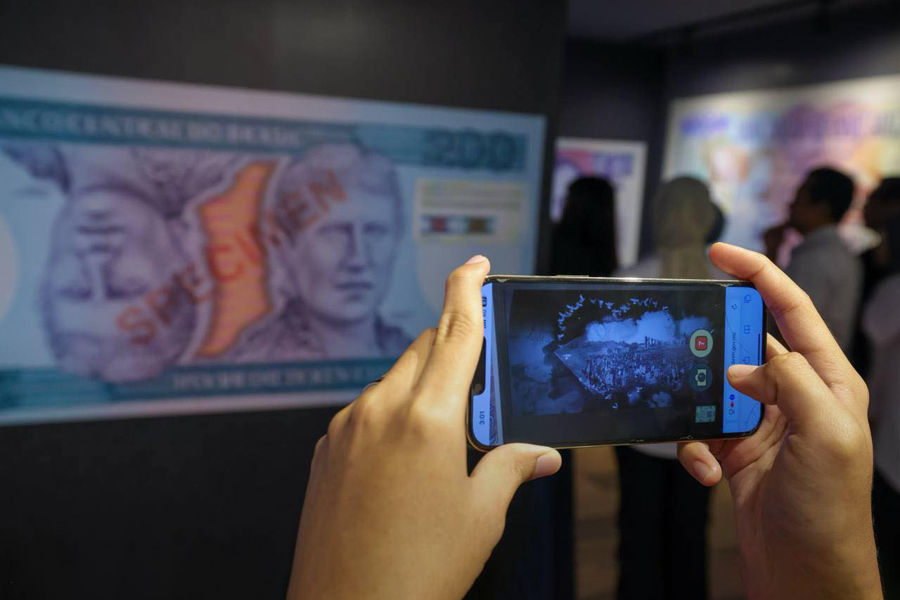 Interactive Currency Exhibition: WebAR